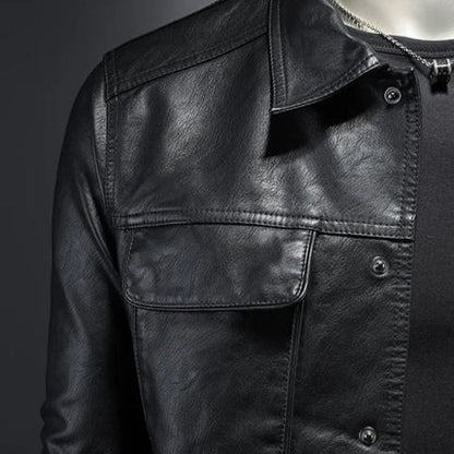 Coole Lederjacke im Biker-Stil