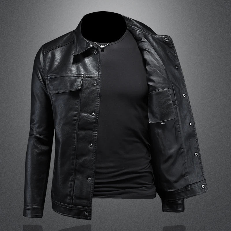 Coole Lederjacke im Biker-Stil