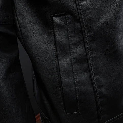 Coole Lederjacke im Biker-Stil