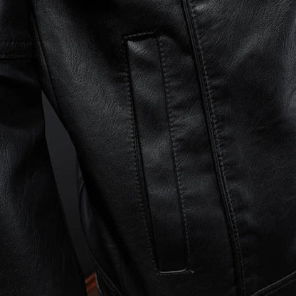 Coole Lederjacke im Biker-Stil